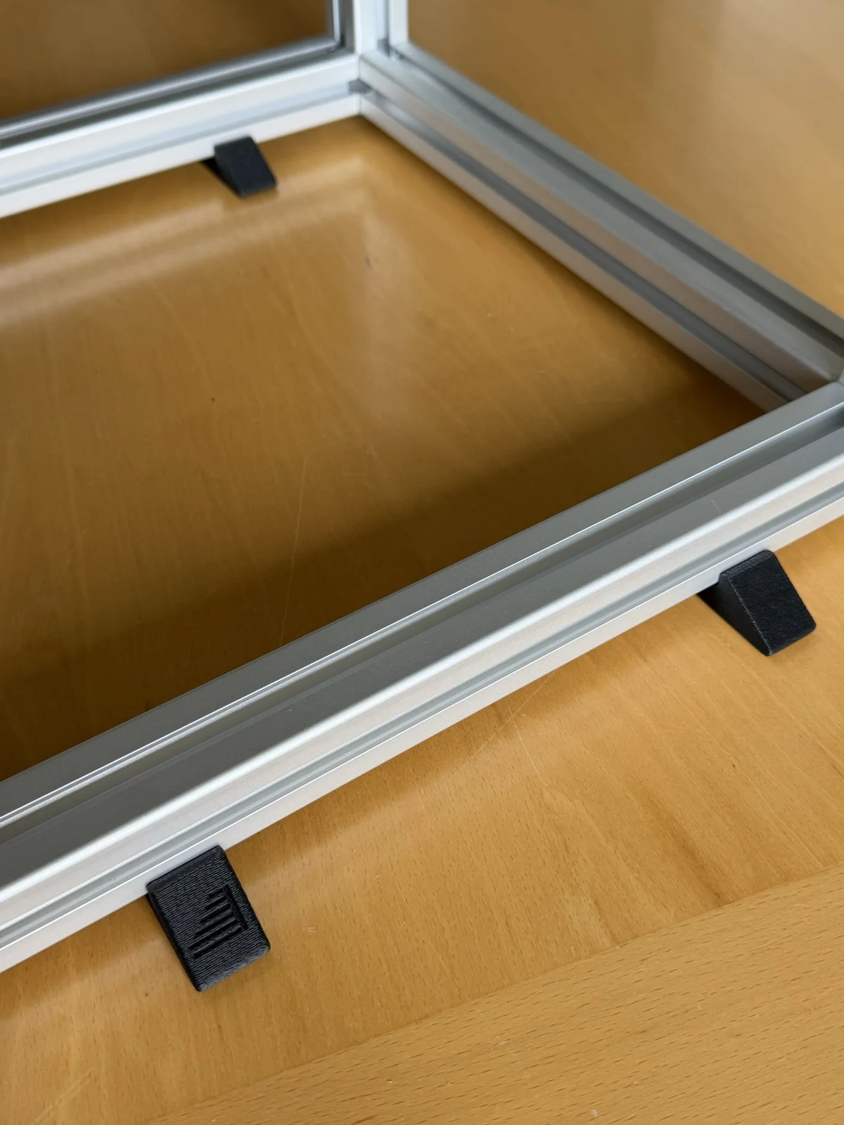 Foto: Stellfüße 30×30 an einem fertig aufgebauten Aluminium-Profilrahmen 30×30 (Nut 8)