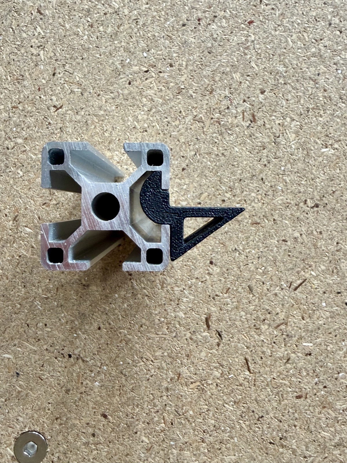 Regalhalter klemmt in Nut 8 — Seitenansicht im 30×30 Profil