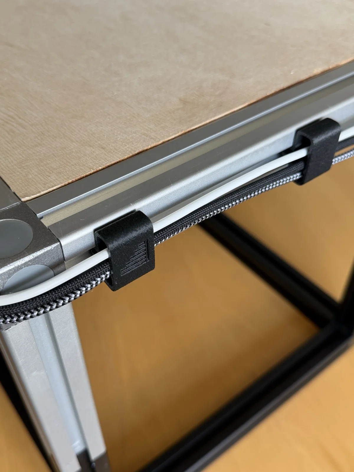 Foto: Clip Q 30×30 führt Kabel am Aluminium-Profil 30×30 (Nut 8) am fertigen Rahmen