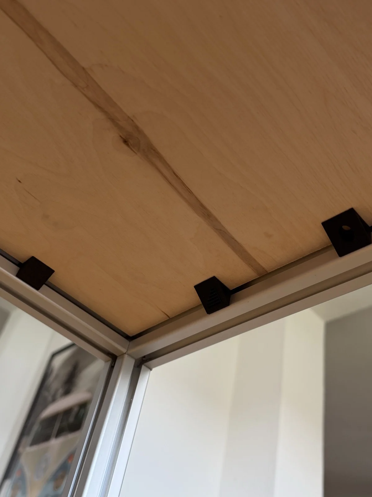 Foto: Regalhalter 30×30 tragen eine Holzplatte am Aluminium-Profil 30×30 (Nut 8)